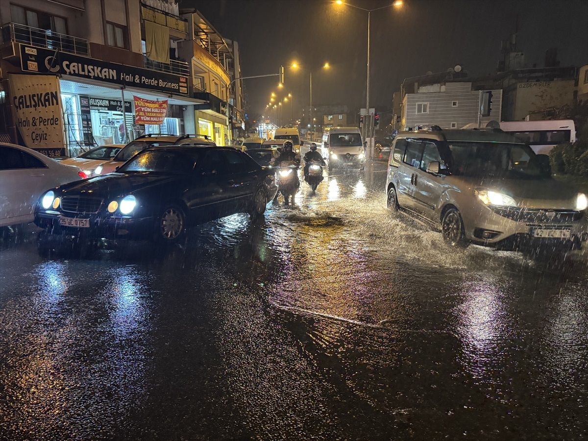 İzmir'de Sağanak Yağış Hayatı Olumsuz Etkiledi