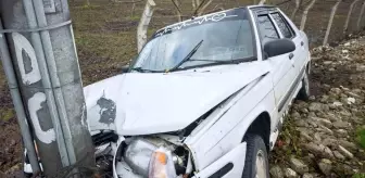 İnegöl'de Elektrik Direğine Çarpan Otomobilde 2 Yaralı