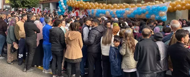 Crowd at the store opening! Citizens clashed with each other, traffic came to a standstill