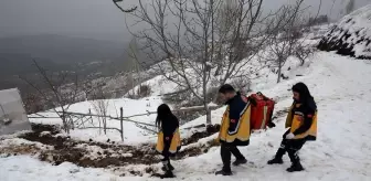 Karlı Yollarda Hayat Kurtaran Kadın Paramedikler