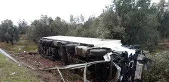 Balıkesir'de TIR Kaza Yaptı, Sürücü Yaralı