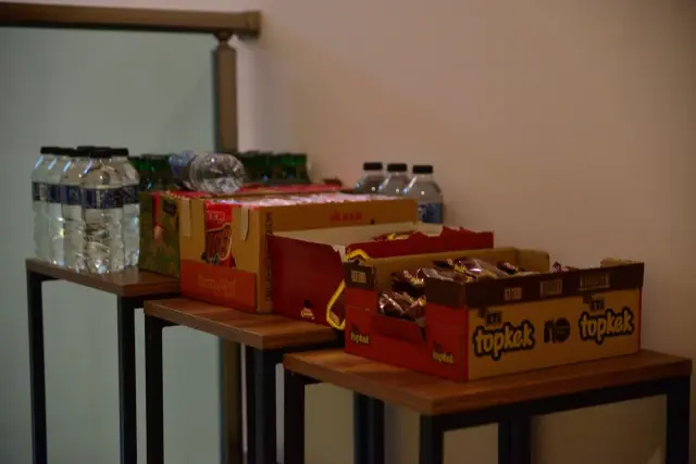 They set up a refreshment table for couriers in front of the apartment door in Bursa