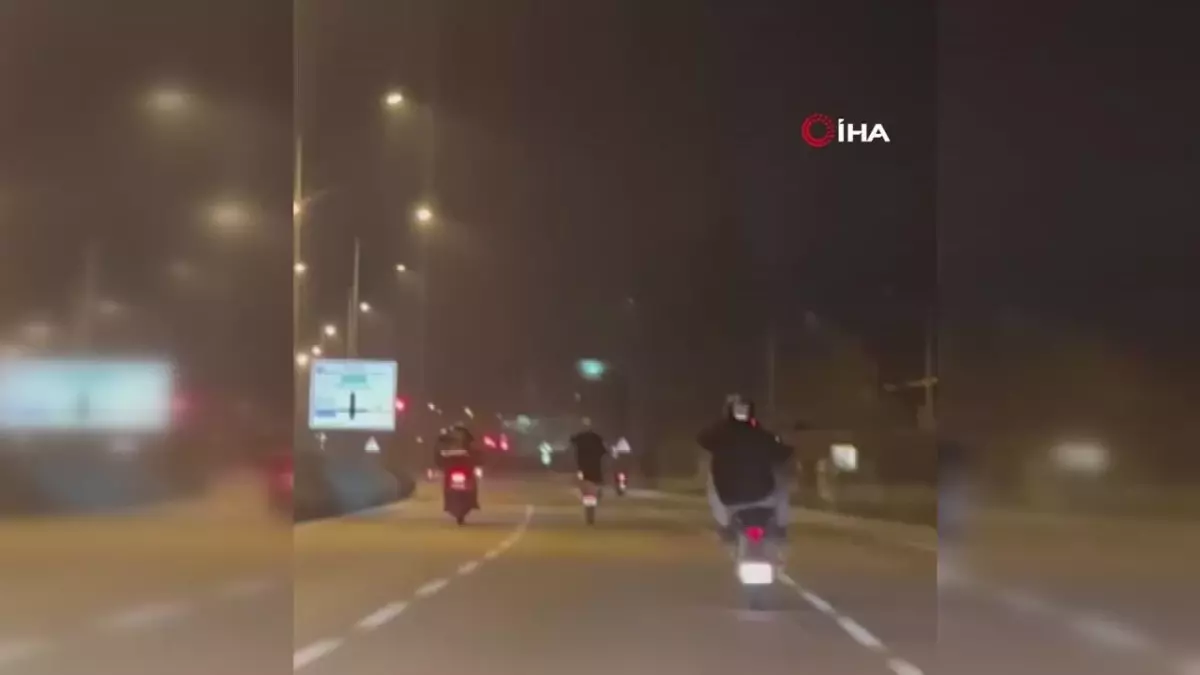 Bursa'da Tek Tekerlek Üzerinde İlerleyen Motosikletliler Kamerada