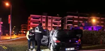 Kavşağa süratli giren otomobil anıt duvarına çarptı: 1 ölü, 1 ağır yaralı