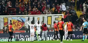 Kayserispor-Galatasaray Maçında Taraftarın Sahaya Girişi Olay Yarattı