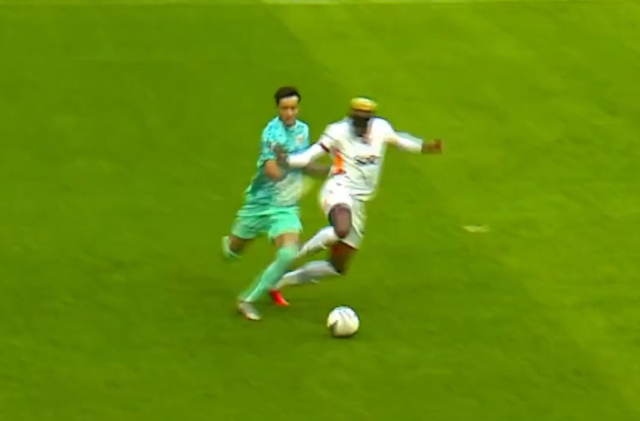 VAR müdahale etmedi: Bu pozisyondan penaltı çıkmayınca Okan Buruk deliye döndü