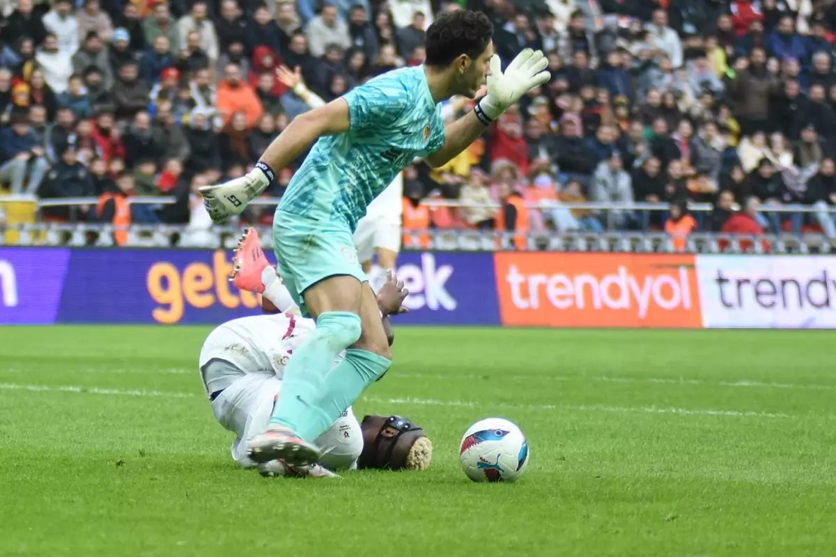 VAR müdahale etmedi: Bu pozisyondan penaltı çıkmayınca Okan Buruk çılgına döndü