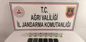 Ağrı'da Kaçakçılıkla Mücadele: 13 Cep Telefonu ve 14 Kulaklık Ele Geçirildi