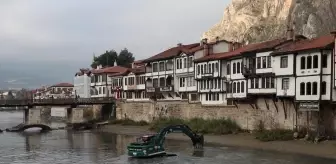 Amasya Yeşilırmak Nehri'nde Temizlik ve Dolgu Çalışmaları Sürüyor