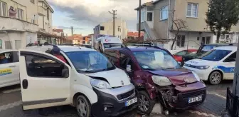 Edirne'de Hafif Ticari Araçlar Çarpıştı: Baba ve Oğlu Yaralandı