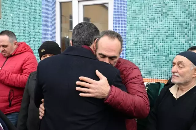 A painful farewell to the twin brother! He did not leave the head of the coffin