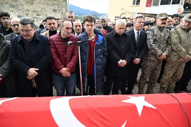 A painful farewell to the twin brother! He did not leave the head of the coffin