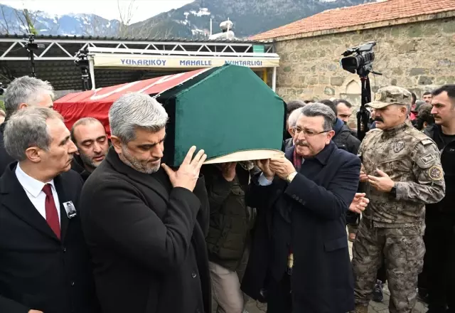 A painful farewell to the twin brother! He did not leave the head of the coffin