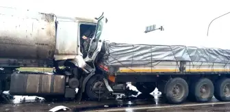 Hatay'da Trafik Kazası: Tır Sürücüsü Yaralandı