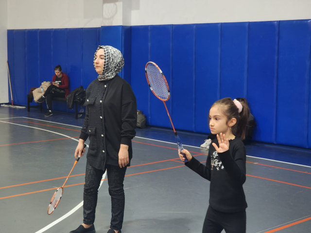 Keçiören'de 3. Geleneksel Aileler Arası Badminton Şampiyonası Gerçekleşti Keçiören'de 3. Geleneksel Aileler Arası Badminton Şampiyonası Gerçekleşti