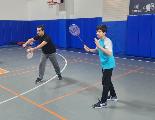 Keçiören'de 3. Geleneksel Aileler Arası Badminton Şampiyonası Gerçekleşti Keçiören'de 3. Geleneksel Aileler Arası Badminton Şampiyonası Gerçekleşti