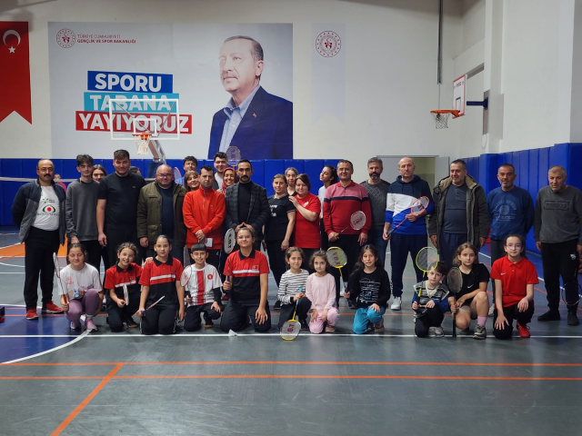 Keçiören'de 3. Geleneksel Aileler Arası Badminton Şampiyonası Gerçekleşti Keçiören'de 3. Geleneksel Aileler Arası Badminton Şampiyonası Gerçekleşti