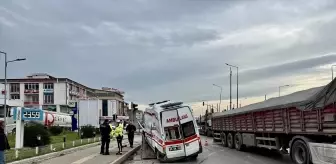 Samsun'da Ambulans ile Tır Çarpıştı: Şoför Yaralı