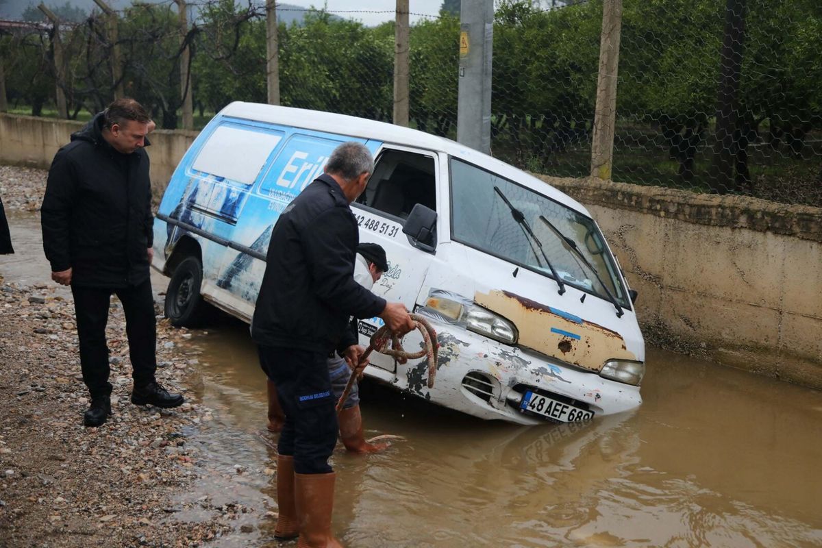 Bodrum'da Sağanak Yağış Cadde ve Sokakları Göle Döndürdü