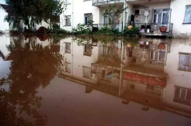 Downpour in Bodrum paralyzed life! Streets and avenues turned into a lake, drivers were trapped in their vehicles