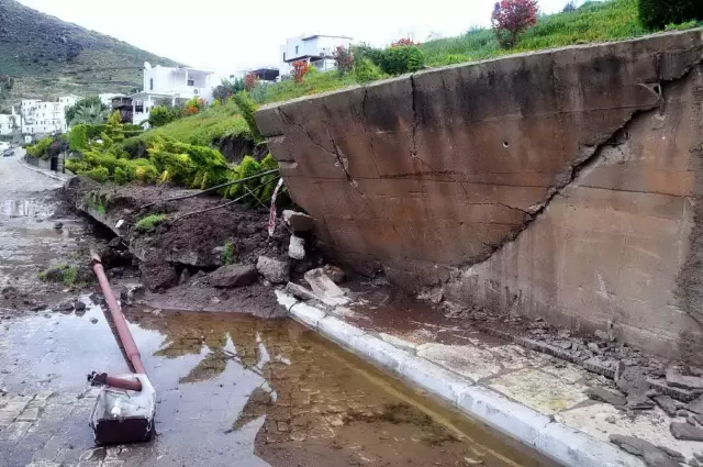 Downpour in Bodrum paralyzed life! Streets and avenues turned into a lake, drivers were trapped in their vehicles