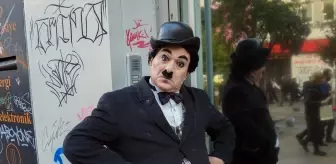 Charlie Chaplin'in ünlü 'Şarlo' karakteriyle Kadıköy sokaklarında neşe saçıyor