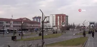 Elazığ'da Soğuk Hava Etkili, Süs Havuzları Buz Tuttu