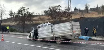 Gaziantep'te Kamyonet Tıra Çarptı: 1 Ölü