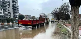 Aydın'da Kuvvetli Sağanak Yağış Karayolunu Göle Çeviriyor