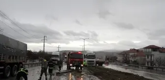 Yağmurda Kayganlaşan Yolda Tır Kontrolden Çıktı, Büyük Facia Önlenildi