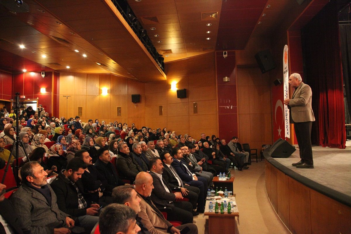 Ahlat'ta Yazar Prof. Dr. Nurullah Genç ile Söyleşi Düzenlendi