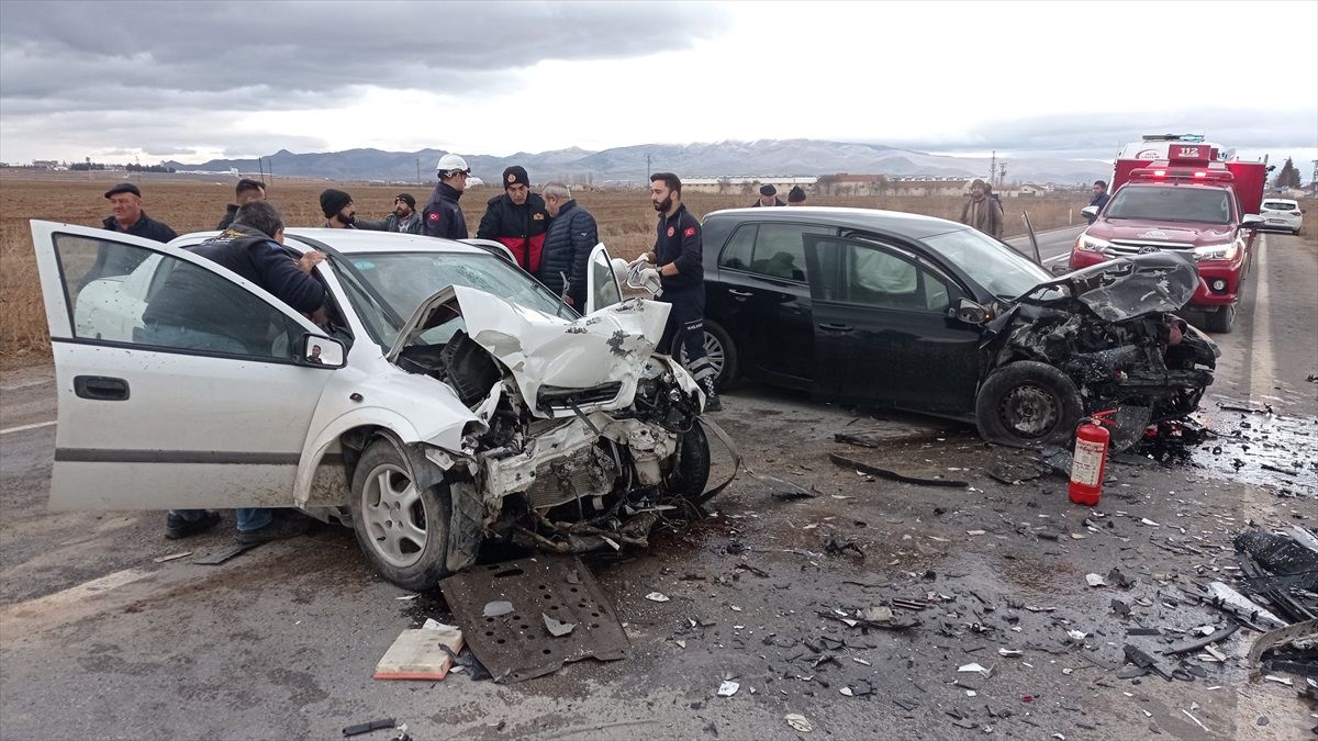 Bolvadin'de Trafik Kazası: Karı Koca Hayatını Kaybetti