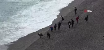 Antalya'da Turuncu Kod Uyarısıyla Güneşli Hava ve Deniz Keyfi