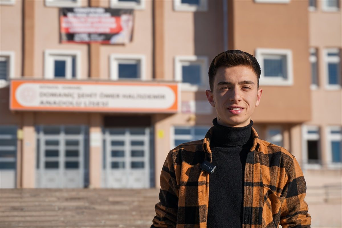 Kütahya'da 18 yaşındaki muhtar, mezun olduğu liseyi ziyaret etti