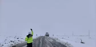 Afyonkarahisar'da Kar Yağışı Trafiği Olumsuz Etkiliyor