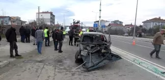 Samsun'da Aydınlatma Direğine Çarpan Otomobil Hurdaya Döndü, 2 Yaralı