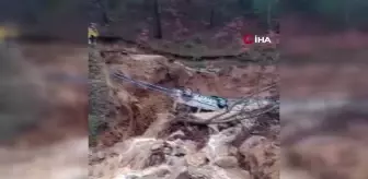 İzmir'de Yol Çöktü, Otomobil Çukura Düştü