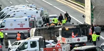 İstanbul'da Servis Aracına Çarpan Hafif Ticari Araç Kazası: 10 Yaralı