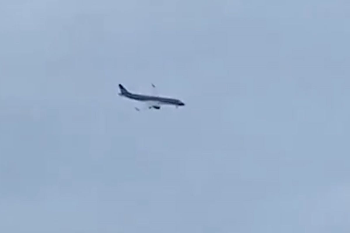 Kazakistan'da Azerbaycan havayollarına ait yolcu uçağı düştü