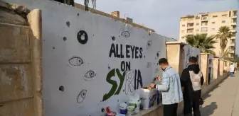 Suriye'de Deyrizorlu gençler, çizdikleri grafitilerle kentteki Baas rejiminin izlerini siliyor