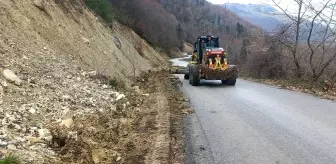 Düzce'de Derdin Köyü'nde Kanal Temizliği Çalışmaları Devam Ediyor