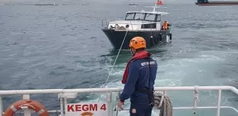 Zeytinburnu'nda Makine Arızası Nedeniyle Sürüklenen Tekne Kurtarıldı