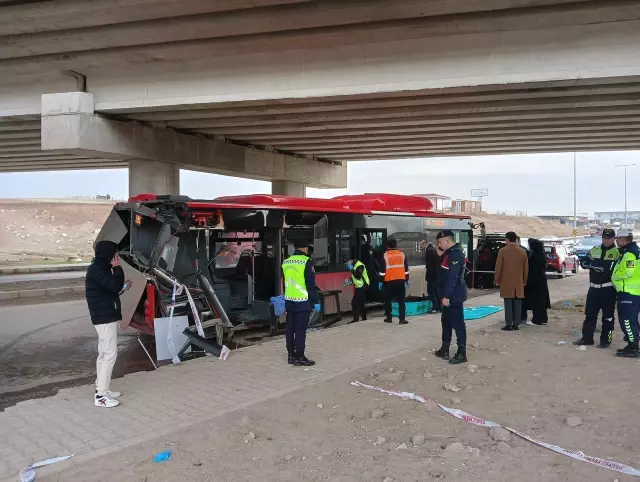 In Ankara, a truck crashed into a municipal bus! 1 dead, 1 injured