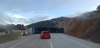 Konya'da Devrilen Tırın Sürücüsü Yaralandı