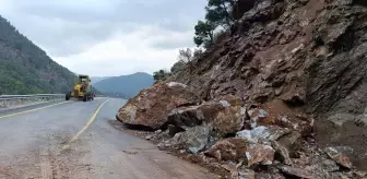 Kayseri'de Heyelana Müdahale: Kapuzbaşı Şelaleleri Yolu Açıldı