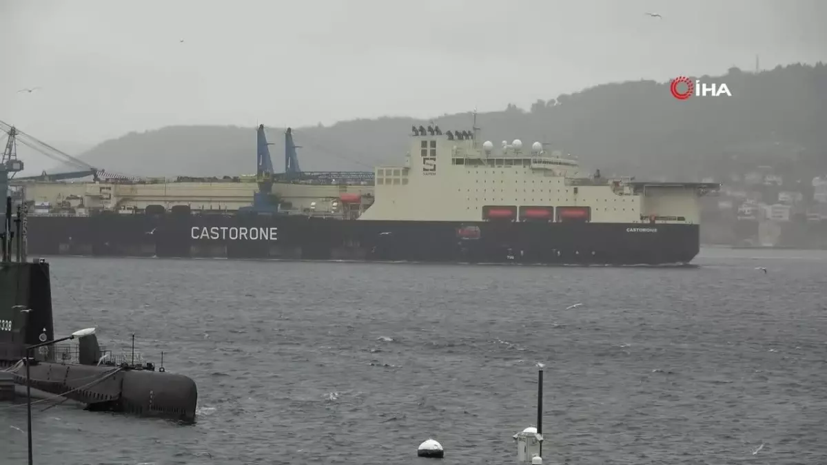 Derin Denizde Boru Döşeme Gemisi 'Castorone' Çanakkale Boğazı'ndan Geçti