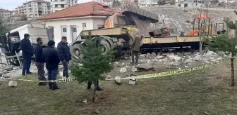 Freni Patlayan Kepçe Yüklü Tır Kamu Binasına Çarptı