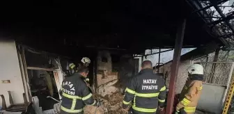 Hatay'da Tek Katlı Evin Çatısında Yangın Çıktı