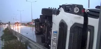 Mersin'de Yağışlı Havada Tır Devrildi