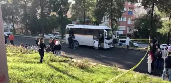 İzmir'de Okul Servisi Tıra Çarptı: 1 Öğrenci Hayatını Kaybetti